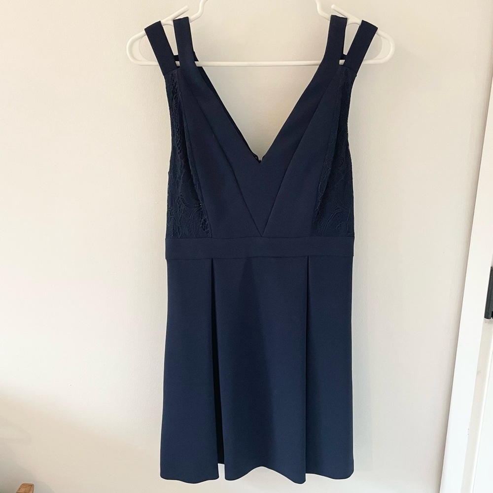 BCBGeneration V-Neck A-line Dress in Navy with Lace
Detail size 4
